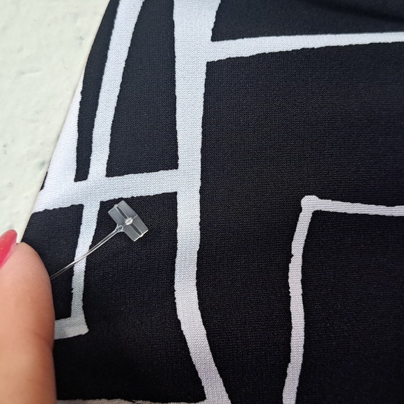 Susan Graver Black/White Short Sleeve  Slanted Bottom Hem Tunic. Size Medium NWO - Picture 5 of 11